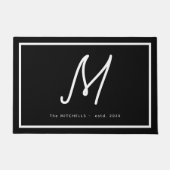 Moderne Zwarte Witte Monogram Script Familienaam Deurmat (Voorkant)