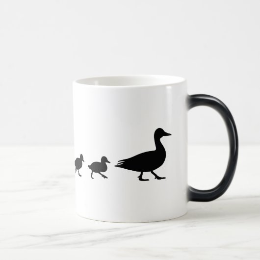 Moeder Duck en Ducklings in Silhouette Magische Mok (Rechts)