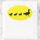 Moeder Eend en Eenden in Silhouet Ovale Sticker (Tas)