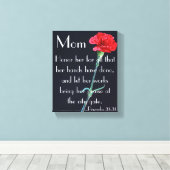 Moeder eer haar bijbel vers Spreuken 31:31 Canvas Afdruk (Insitu (Houten vloer))