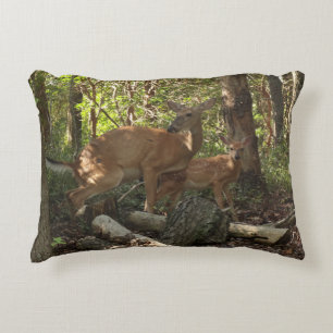 Moeder en Baby Deer in het natuurpark Shenandoah Accent Kussen
