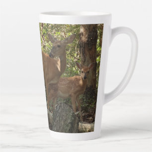 Moeder en Baby Deer in het natuurpark Shenandoah Latte Mok