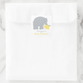 Moeder en Baby Olifant Douche Geel en Grijs Vierkante Sticker (Tas)