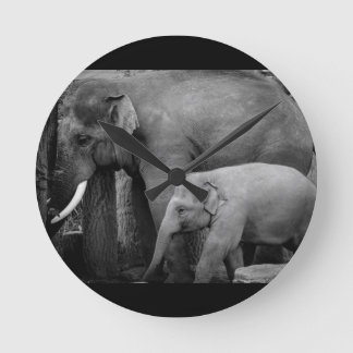 moeder en baby olifant ronde klok