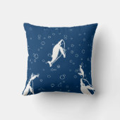 Moeder en baby witte walvis op blauw kussen (Achterkant)