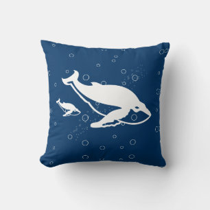 moeder en baby witte walvis op blauwe kussen