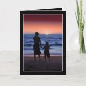 Moeder en dochter lopen op het strand kaart (Voorkant)