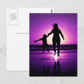 Moeder en zoon Child Beach Jumping Briefkaart (Voorkant / Achterkant)