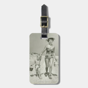 Moeder en zoon lopen bagagelabel