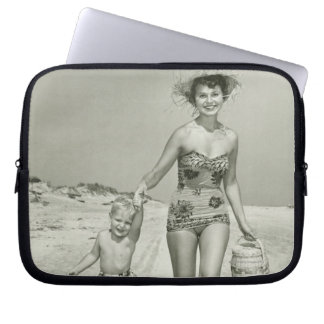 Moeder en zoon lopen laptop sleeve