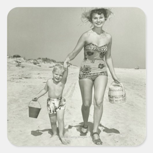 Moeder en zoon Walking Vierkante Sticker (Voorkant)