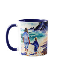 Moeder en zoon wandelen op het strand mok