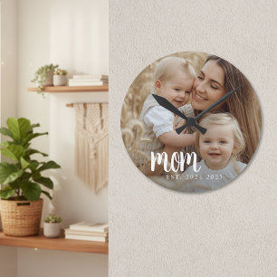 Moeder heeft moderne witte scriptfoto ingesteld ronde klok
