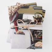  moeder in de keuken kookt een paasham inpakpapier vel (In situ)