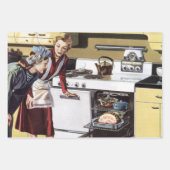  moeder in de keuken kookt een paasham inpakpapier vel (Voorkant)