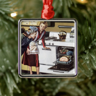 moeder in de keuken kookt een paasham metalen ornament