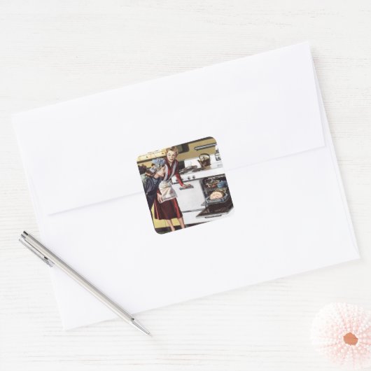 moeder in de keuken kookt een paasham vierkante sticker (Envelop)