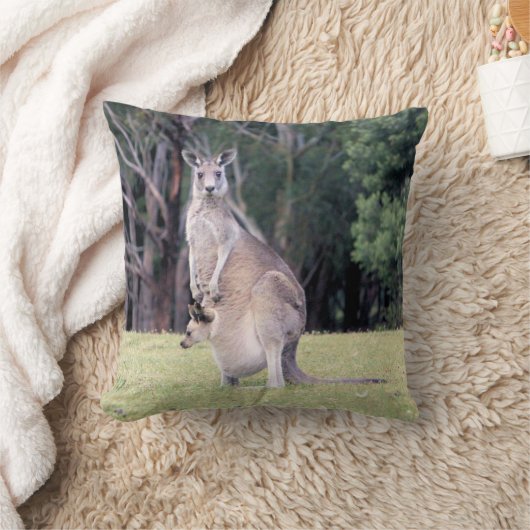 Moeder Kangaroo met Baby Joey in haar zak Kussen (Deken)