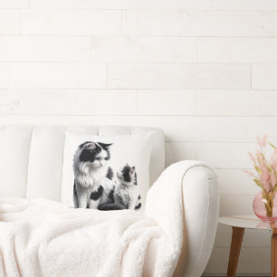 Moeder kat met kitten op wit kussen