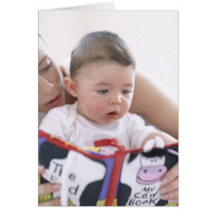 Moeder leest naar baby jongen. Tegenover een moede