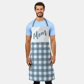 Moeder met Gingham Pattern Schort (Gedragen)