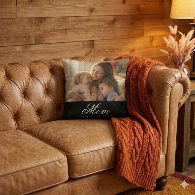 Moeder Opgericht Witte Elegante Script Foto Kussen (Mom Established White Elegant Script Photo Throw Pillow)