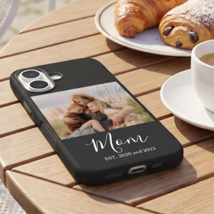 Moeder Opgericht Zwart Elegant Foto Schrift iPhone 16 Hoesje