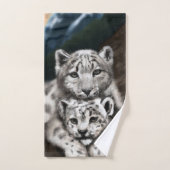 Moeder Sneeuwluipaard en kubus in de bergen Bad Handdoek (Handdoek)