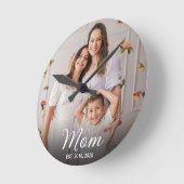 Moeder Stelde Modern Wit Script Foto Op Ronde Klok (Hoek)
