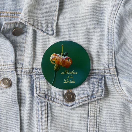 Moeder van de Bride, Golden Lily Button Pin (In situ)