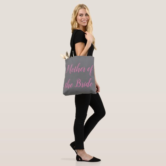 Moeder van de Bride Pink Grey Script Wedding Draagtas (Op model)
