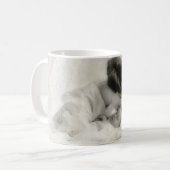 moeder zoende Baby in Bassinet Koffiemok (Voorkant links)