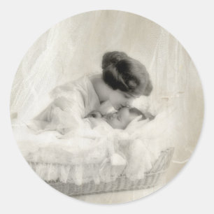  moeder zoende Baby in Bassinet Ronde Sticker