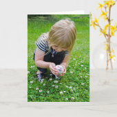 Moederdag Girl met Egg Kaart (Gele Bloem)