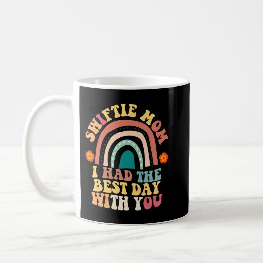 Moederdag Swiftie Mom Retro Groovy Rainbow Koffiemok (Links)