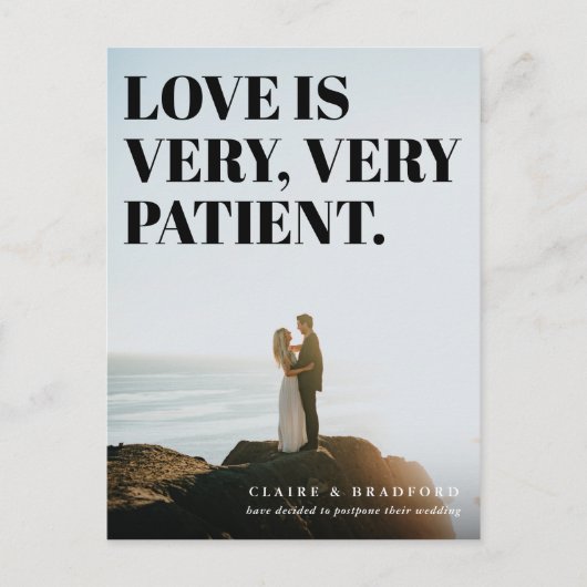 Moedige en brutale typografische uitgestelde bruil aankondigingskaart (Voorkant)