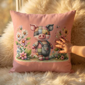 Moeie Patchwork Biggetje in Bloemrijke Tuin Kussen