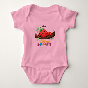 Moeilijke Slaapende Aardbei – Baby Jersey Bodysuit