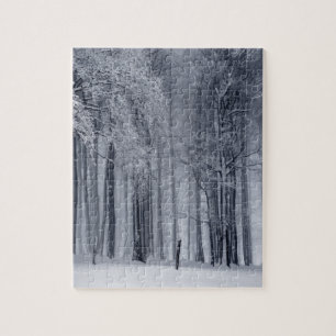 Moeilijke zwart-witte winterbesneeuwde bomen legpuzzel