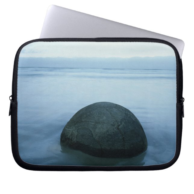 Moeraki Boulders Laptop Sleeve (Voorkant)