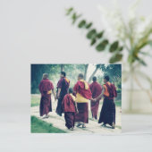 Moines dans la carte postale Sarnath (Debout devant)