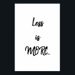 Moins c'est PLUS... | Poster de citation en noir<br><div class="desc">Moins c'est PLUS...  | Black Text Cote Poster affiche le guillemet "Moins c'est PLUS... " sur une couleur arrière - plan blanche qui peut être changée ou laissée telle quelle.</div>