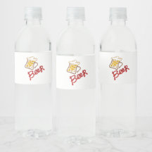Mok bier en etiket op flesje met schuimwater