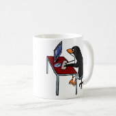 MOK: Cute Funny Penguin Werkt aan Computer Koffiemok (Voorkant rechts)