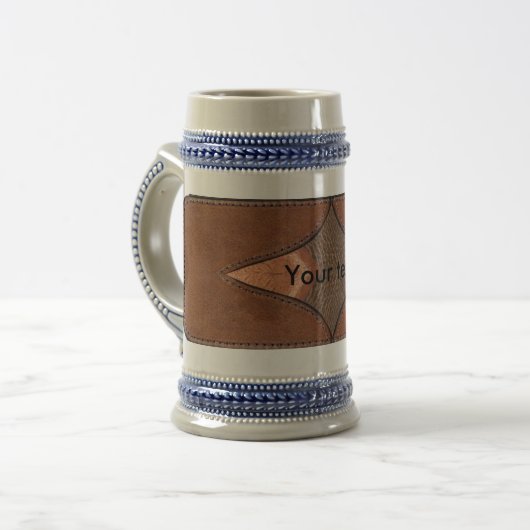 Mok en monogrammen van leder-etiket (Voorkant links)