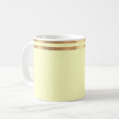 Mok gele en goudmageremelkkoffie (Voorkant links)