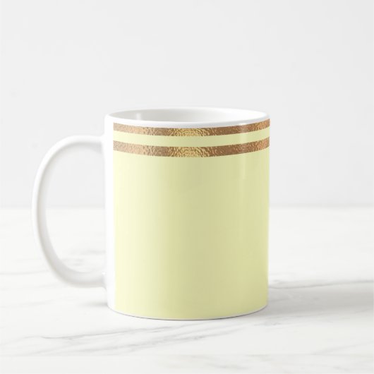 Mok gele en goudmageremelkkoffie (Links)