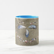 Mok gele zijde gemaakt in zand met zeeschelpen