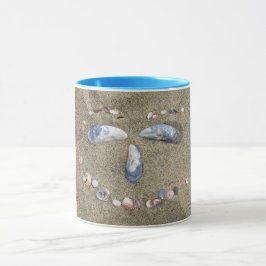 Mok gele zijde gemaakt in zand met zeeschelpen