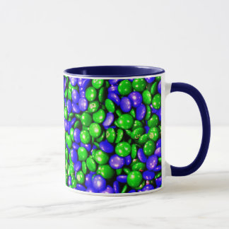 Mok groene en blauwe dammen koffie